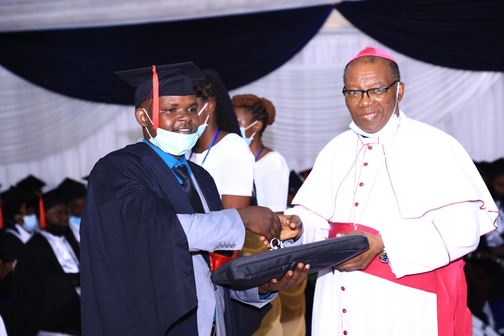 Musenyeri Philippe Rukamba yaremye agatima abasoje amasomo muri Kaminuza Gatolika